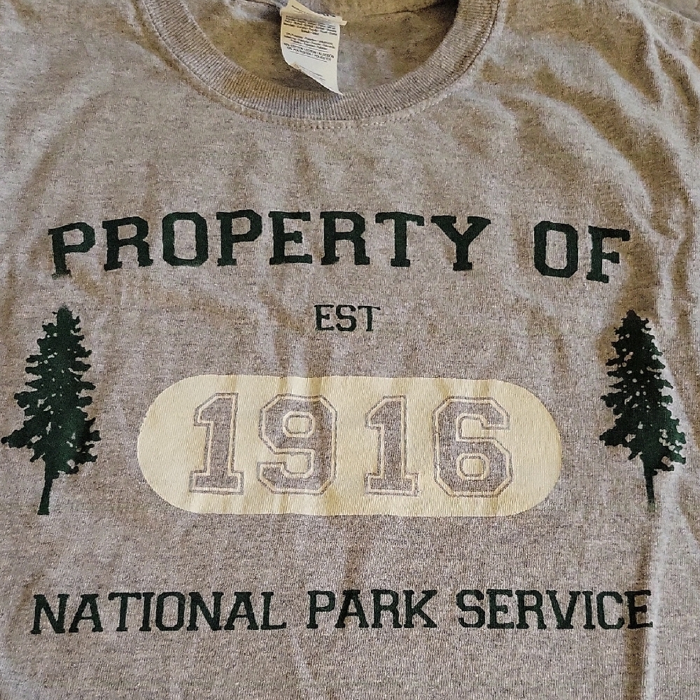 Gildan Gray National Park Service Graphic Tee Unisex Medium free stickers!!!